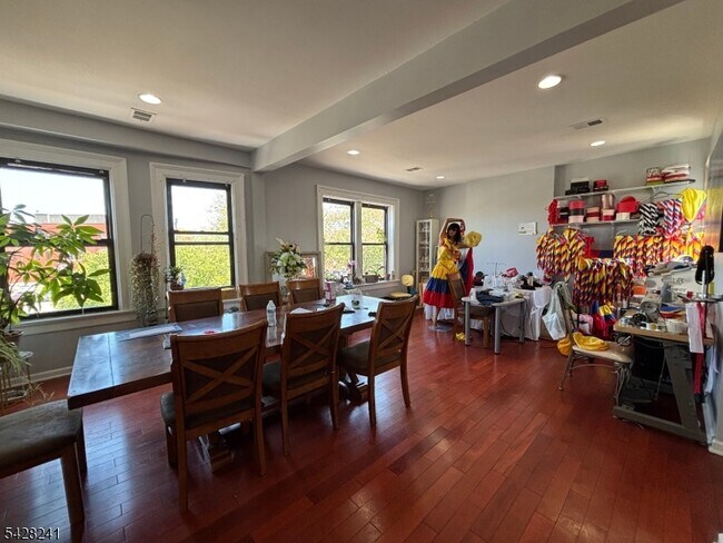 Building Photo - 276 Morris Ave