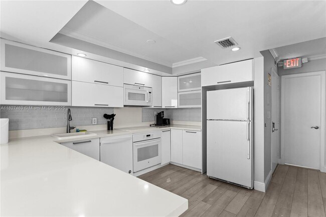 Foto del edificio - 9440 W Bay Harbor Dr