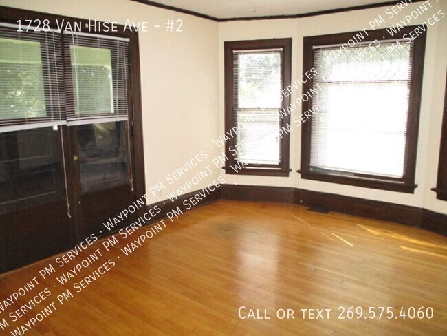 Foto del edificio - 1728 Van Hise Ave
