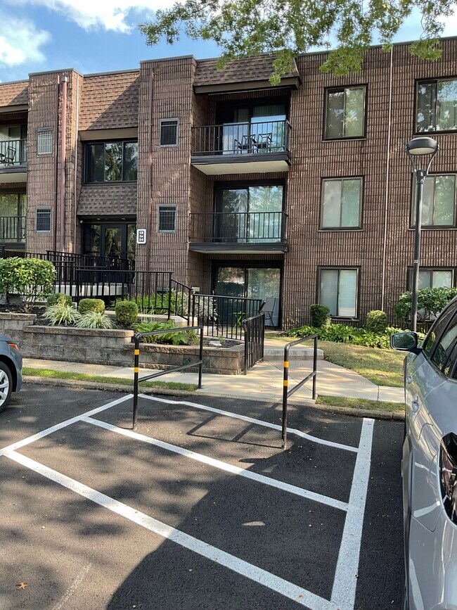 Foto del edificio - 23 Oakridge Dr