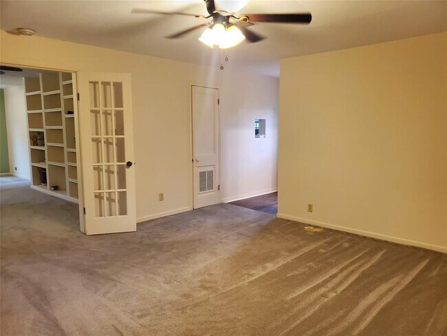 Building Photo - 210 N Brazos St