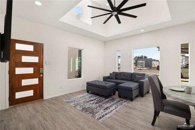 Building Photo - 10 Karen Dr