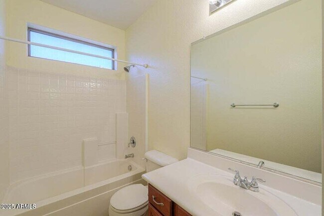 Foto del edificio - 1861 E Birch St