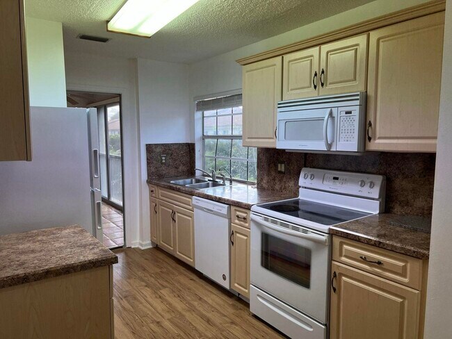 Foto del edificio - 6622 Via Regina