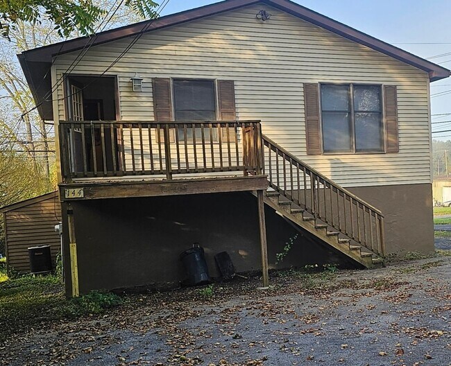 Building Photo - 2 Bedroom 1 Bath House $1,600 - Available May 2026!