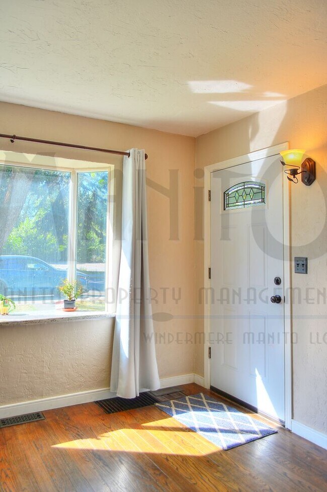 Building Photo - Charming Valley Home