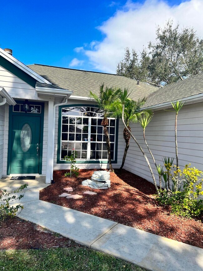 Building Photo - 2211 SW Almansa Ave