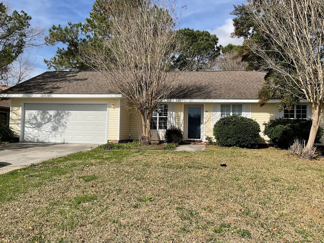 Foto principal - Beautiful three bedroom two bath home loca...