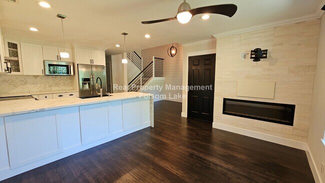 Foto del edificio - Modern Townhouse Living in Desirable Lakes...