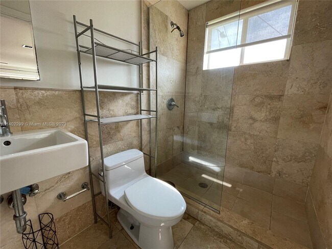 Building Photo - 731 6th St