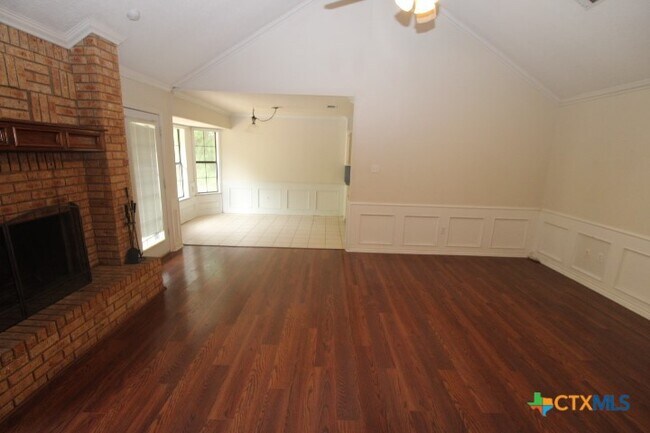 Building Photo - 2311 Phyllis Dr