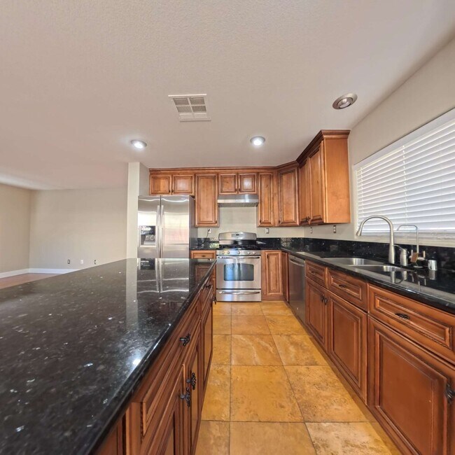 Foto del edificio - Stunning 2-Story Home with a Bedroom downstairs and a Backyard Oasis.