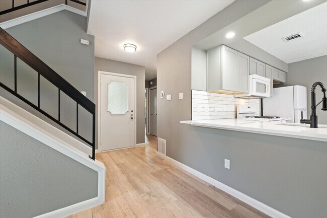 Foto del edificio - Modern Makeover in Prime NW Austin Location