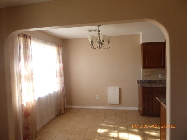 Building Photo - 111 NE Cimarron Trail