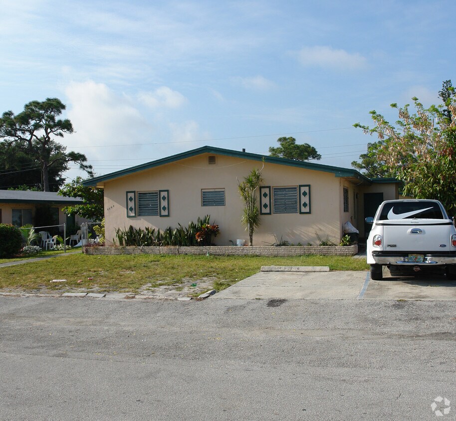 Building Photo - 4156 SW 21st St
