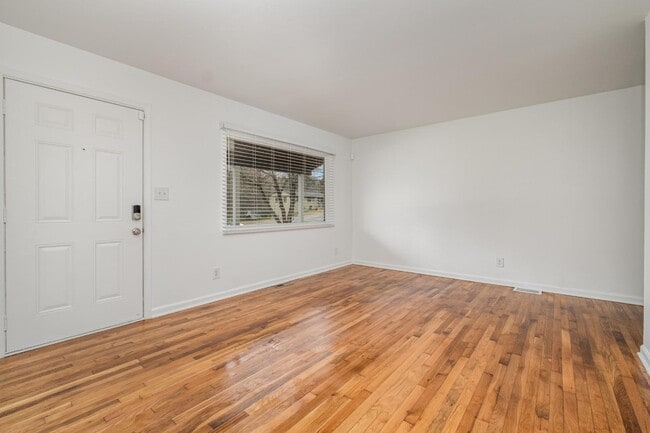 Building Photo - 825 Norwood Dr