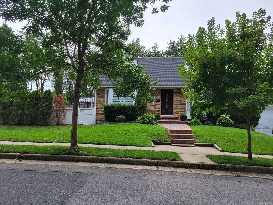 67 Crandall Dr, Mineola, NY 11501 House Rental in Mineola, NY