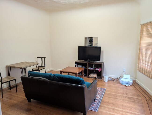 Sala de estar - 28175 2817.5 Telegraph Ave