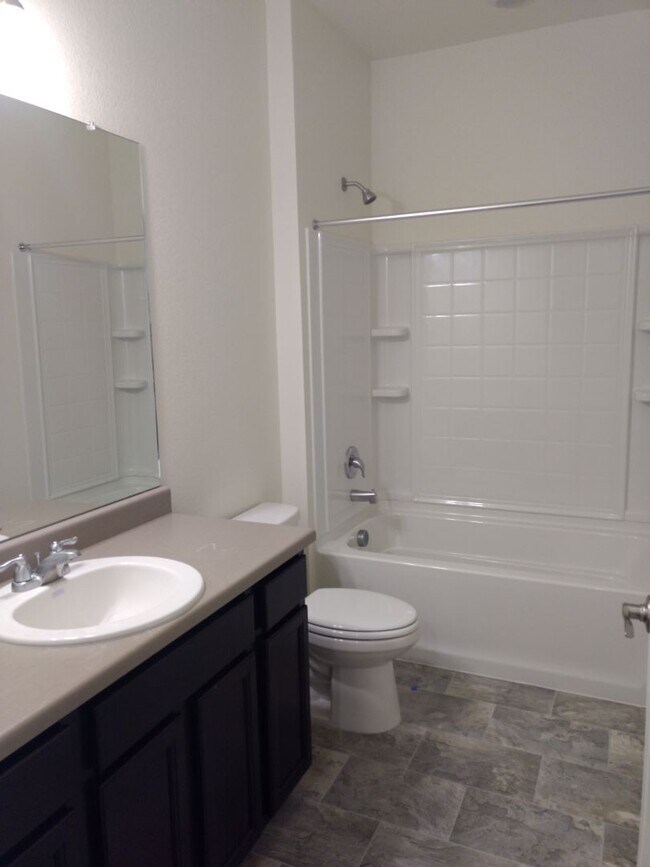Building Photo - Beautiful 3 Bedroom House in Ridge Crest N...