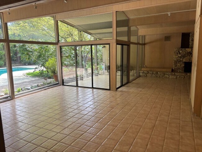 Foto del edificio - Beautiful Unique Home in the Oakland Hills