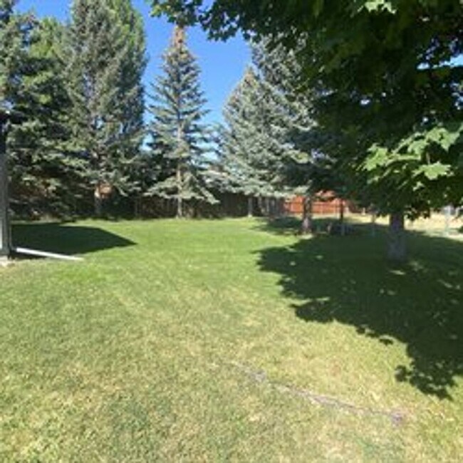 Foto del edificio - Kalispell Home w/oversized garage