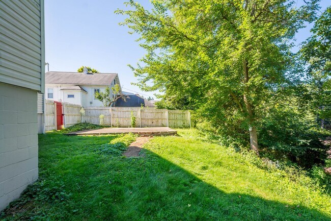 Foto del edificio - MOVE IN TODAY TO THIS UPDATED 3 BEDROOM HO...