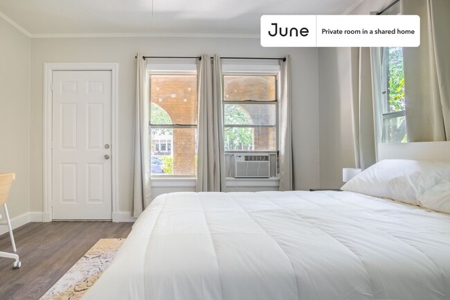 Building Photo - Private bedroom in 4 bed/2 bath Home