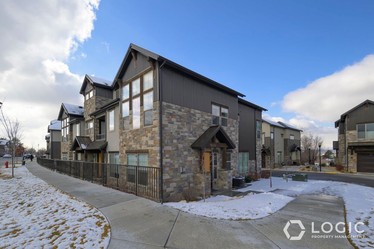 Foto principal - Beautiful Townhome End Unit in Prime Locat...