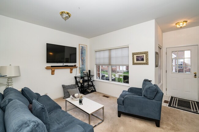Building Photo - 8 Saint Moritz Ct