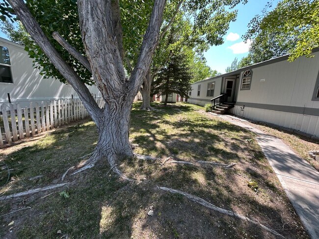 Foto del edificio - 3 Bed 2 Bath Mobile Home with Fenced Yard and Storage Shed