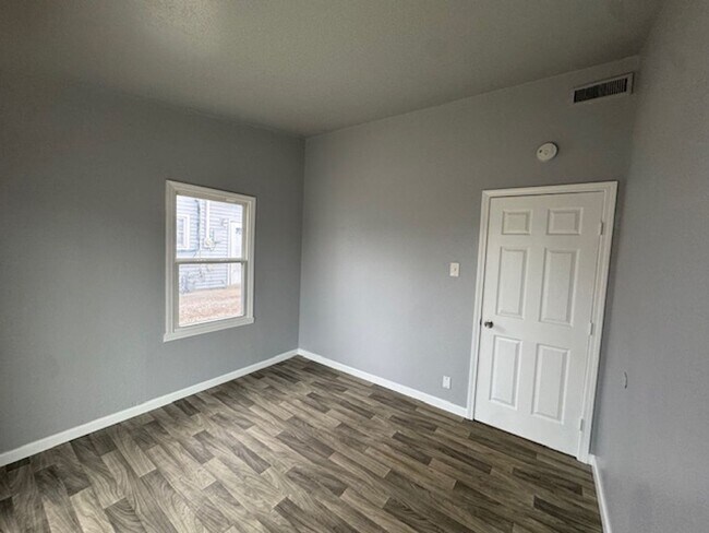 Foto del edificio - Three Bedroom, One Bath for Rent