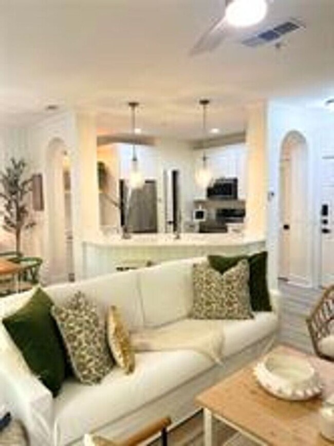 Foto del edificio - Fully remodeled and designer-decorated unit, 7 months to 1 year lease available.