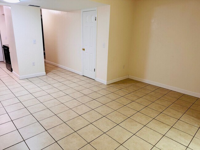 Building Photo - SW Gainesville Condo