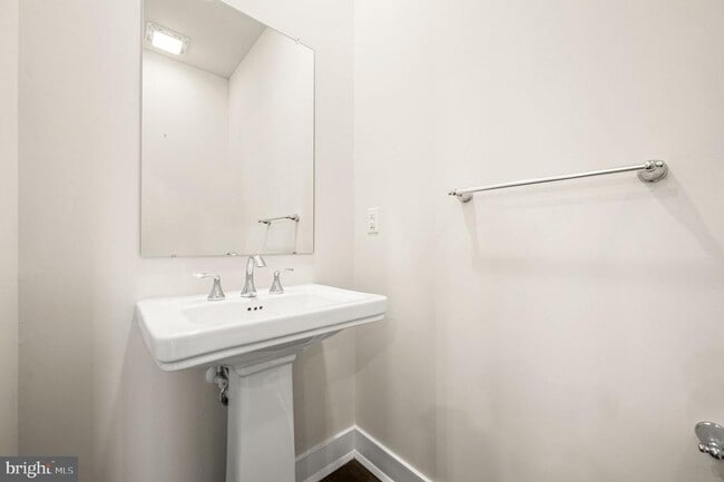 Building Photo - 127 Gaslight Aly