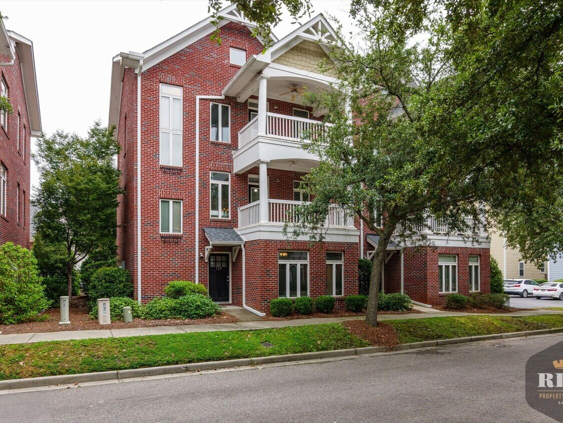 Foto principal - 3 Story Townhome, New Wood Floors, Great W...