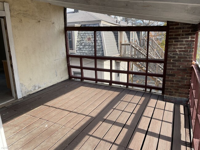 Building Photo - Studio, 1 bath Triplex - 18 Lincoln St Apt...