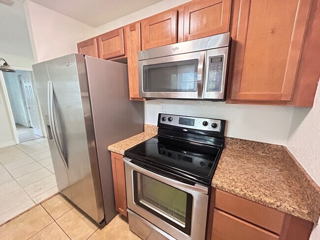Building Photo - Nice 3 bedroom 2 bathroom House with Flori...