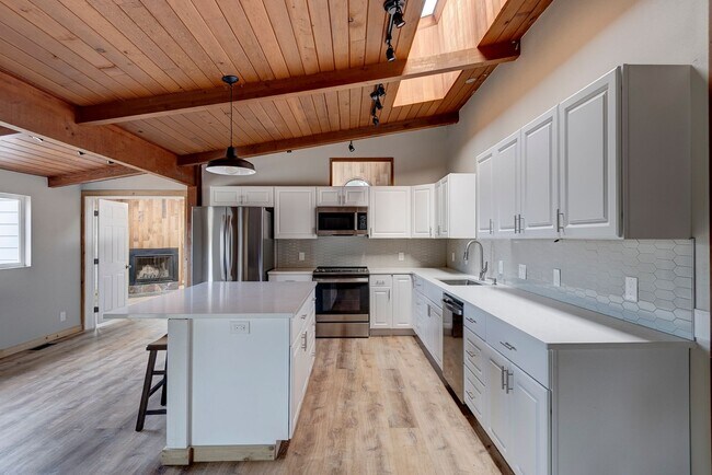 Foto del edificio - 4 bedroom/2 bath house in Deception Park View