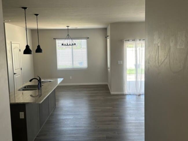 Building Photo - CUTE 3 BED, 2 BATH HOUSE Spacious inside a...