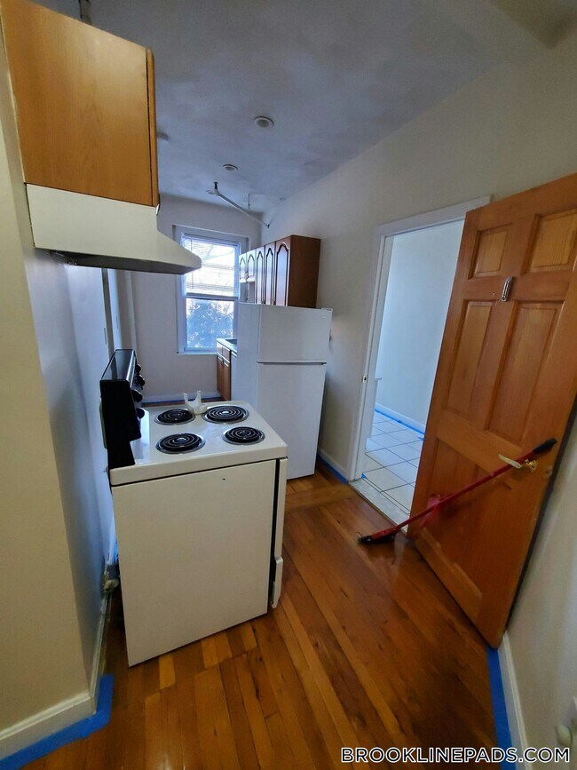 Building Photo - 352 Riverway