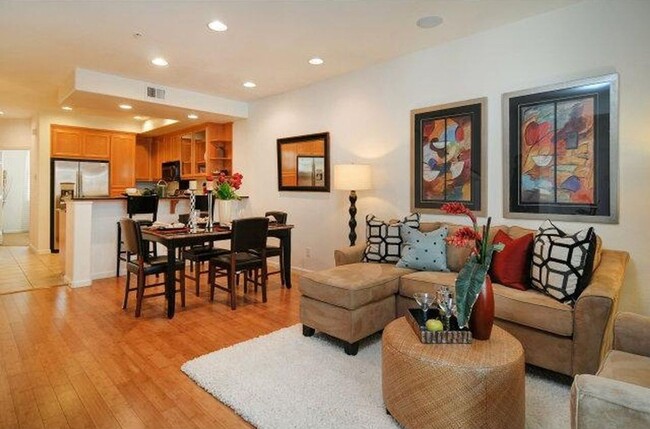 Foto del edificio - Beautiful Contemporary 3BR/3BA Tri Level T...