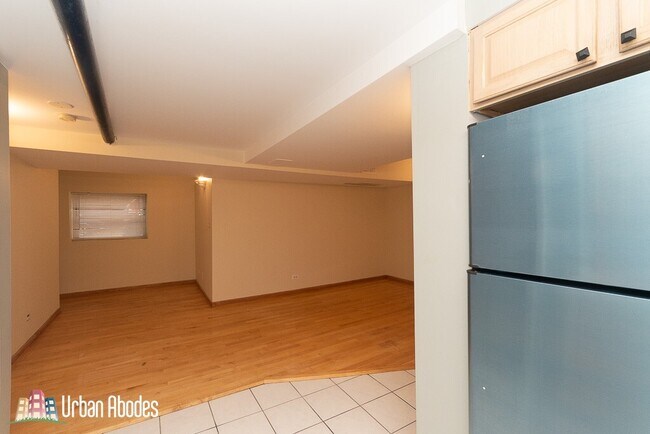 Foto del edificio - 1208 W Montrose Ave