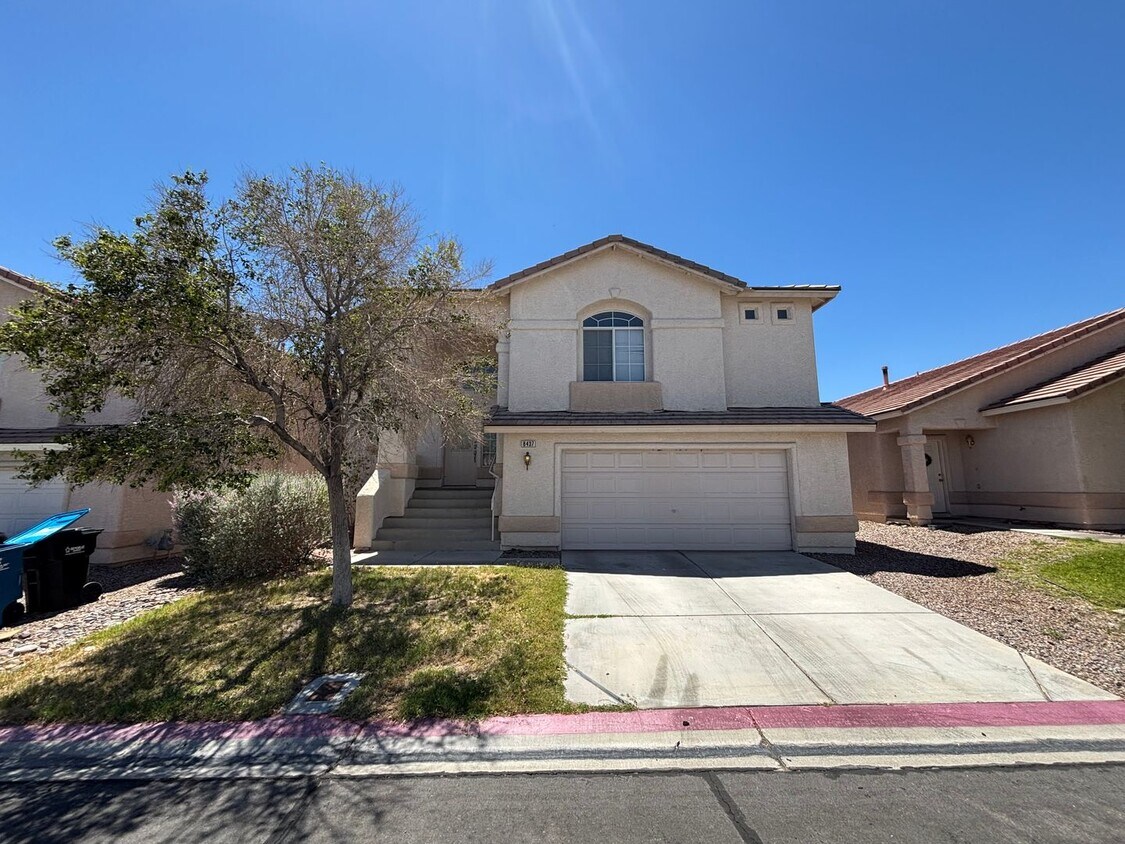 Foto principal - Spacious 3Bed/3Bath Two Story Home Located...