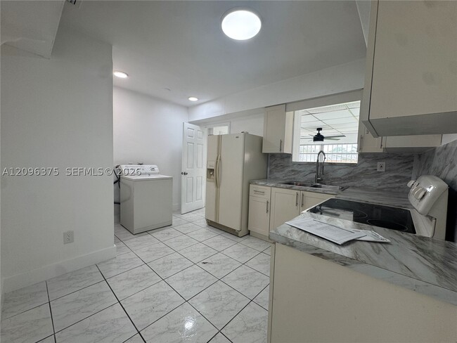 Building Photo - 1320 W 37th St