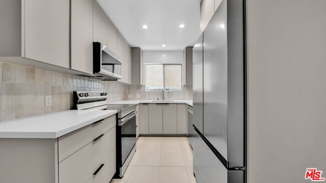 Building Photo - 621 San Vicente Blvd