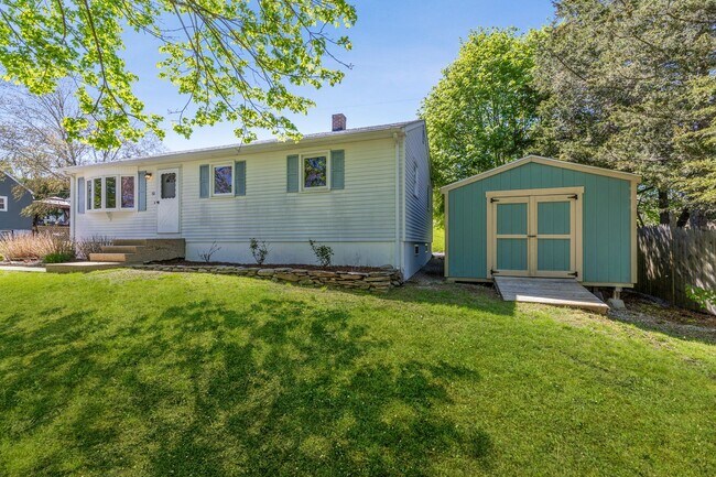 Building Photo - Renovated Ranch 3 BR/1BA/1 car garage w Fu...