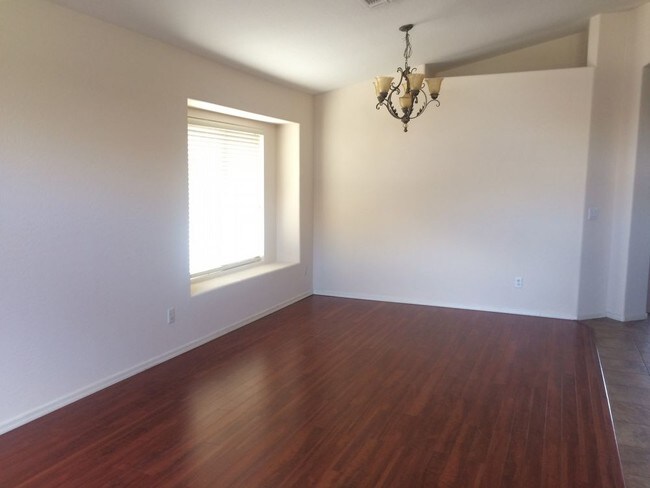 Building Photo - Beautiful 3 bed/2 bath home 85048