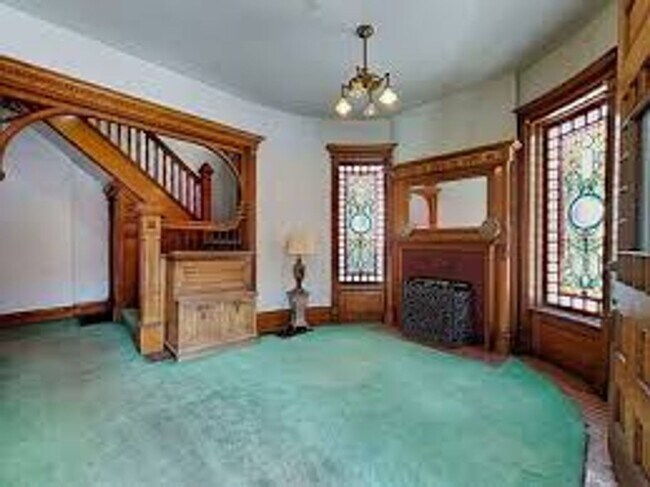 Building Photo - Incredible condo located in a unique victo...