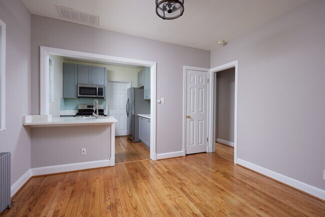 Foto del edificio - Charming 3BR/2BADetached Bungalow Blocks to the Arboretum is Move-in Ready!