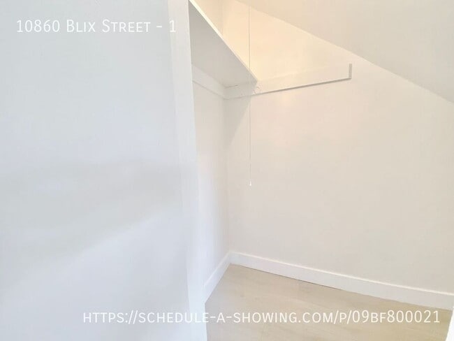 Building Photo - 10860 Blix St